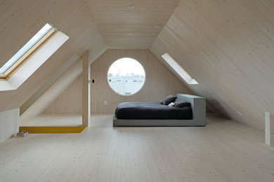 Schlafzimmer mit hellem Holzboden und Holzwänden in San Francisco