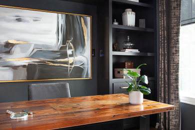 Idéer för att renovera ett mellanstort vintage arbetsrum, med svarta väggar, mellanmörkt trägolv, ett fristående skrivbord och brunt golv