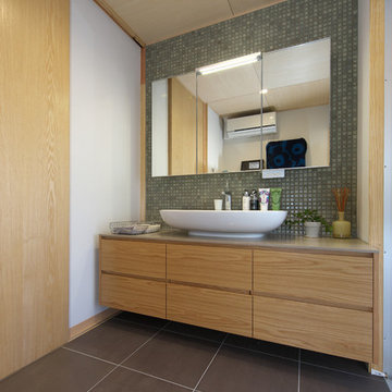 木と鉄骨階段の家