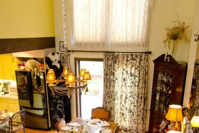 デンバーにある高級な中くらいなトラディショナルスタイルのおしゃれなダイニングキッチン (黄色い壁、無垢フローリング) の写真