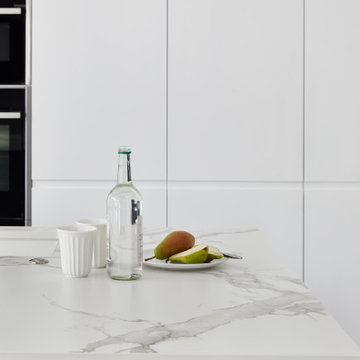 Bovingdon - A contemporary handleless open plan kitchen