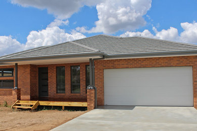 Inspiration for a traditional home design in Canberra - Queanbeyan.