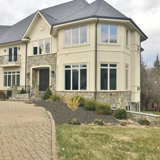 Mittelgroßer Eklektischer Vorgarten mit Gartenweg in Sonstige