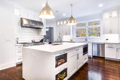 Example of a minimalist kitchen design in New York
