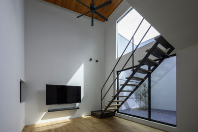 Cette photo montre un salon moderne avec un mur blanc, un sol en contreplaqué, un téléviseur fixé au mur, un sol marron, un plafond en bois et du papier peint.