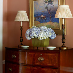 Новые идеи обустройства дома: фойе среднего размера в классическом стиле с розовыми стенами, темным паркетным полом и одностворчатой входной дверью