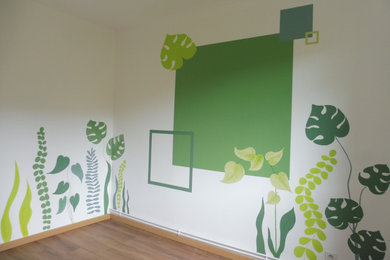 Diseño de habitación de bebé exótica con paredes verdes