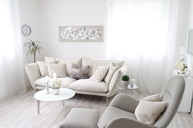 Exemple d'un grand salon chic fermé avec une bibliothèque ou un coin lecture, un mur blanc, parquet peint, aucune cheminée et un téléviseur encastré.