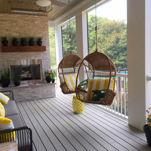 ナッシュビルの中サイズのおしゃれな裏庭のデッキ (屋外暖炉、張り出し屋根) の写真