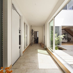 他の地域のモダンスタイルのおしゃれな中庭のテラス (デッキ材舗装、日よけなし) の写真