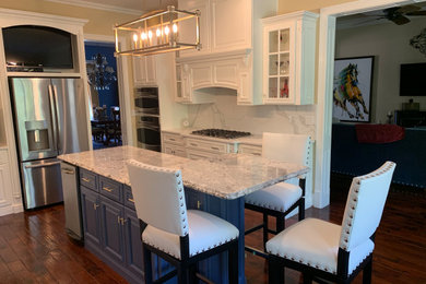 Example of an arts and crafts kitchen design in Louisville