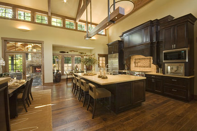 Kitchen - traditional kitchen idea in Seattle