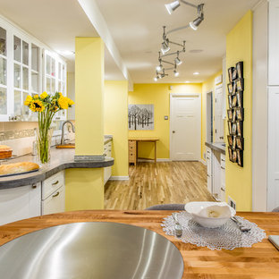 Idéer för att renovera ett stort funkis kök, med en undermonterad diskho, släta luckor, vita skåp, bänkskiva i betong, stänkskydd med metallisk yta, stänkskydd i glaskakel, rostfria vitvaror, mellanmörkt trägolv och en köksö