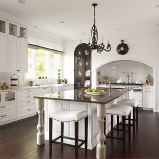 Große Klassische Küche mit Landhausspüle, profilierten Schrankfronten, weißen Schränken, Küchenrückwand in Weiß und Rückwand aus Metrofliesen in Detroit