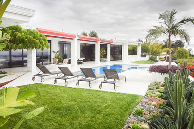 Example of a mid-century modern home design design in Los Angeles