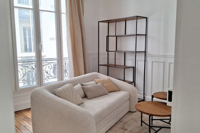 Aménagement d'un salon contemporain avec parquet clair.