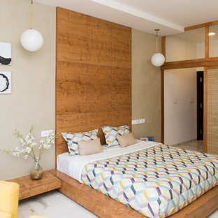 Esempio di una camera matrimoniale etnica con pareti beige, pavimento in marmo e pavimento bianco