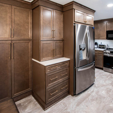 Maple Stained Shaker Kitchen Cabinets with Peninsula Bar