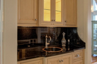 Kitchen - traditional kitchen idea in Chicago