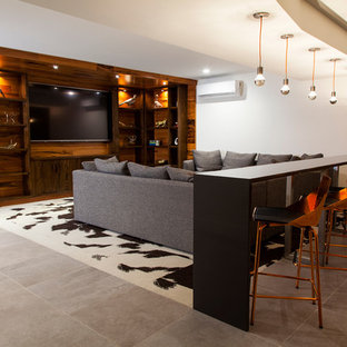 Inspiration pour une salle de cinéma minimaliste de taille moyenne et ouverte avec un mur blanc, un sol en carrelage de porcelaine et un téléviseur encastré.