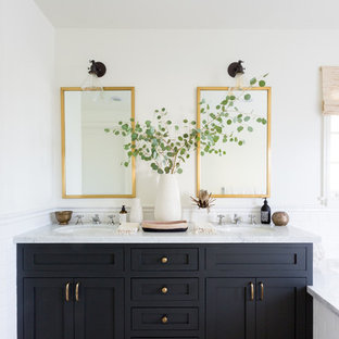 Свежая идея для дизайна: главная ванная комната в стиле современная классика с фасадами в стиле шейкер, черными фасадами, белыми стенами, врезной раковиной, разноцветным полом и серой столешницей - отличное фото интерьера