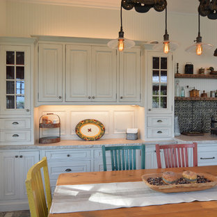 Esempio di una piccola cucina lineare shabby-chic style chiusa con ante con bugna sagomata, ante bianche, top in quarzite, paraspruzzi bianco, paraspruzzi con piastrelle di metallo, elettrodomestici da incasso, pavimento in mattoni, nessuna isola, pavimento grigio e top bianco