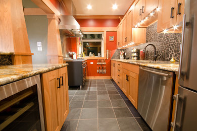 Kitchen - craftsman u-shaped kitchen idea in Denver with an undermount sink, shaker cabinets, light wood cabinets, granite countertops, gray backsplash and stainless steel appliances