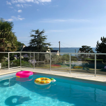 Barrière en verre Menoral pour sécuriser l’accès à la piscine.