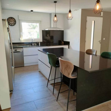 Cornebarrieu - Cuisine ouverte avec plan de travail en granit