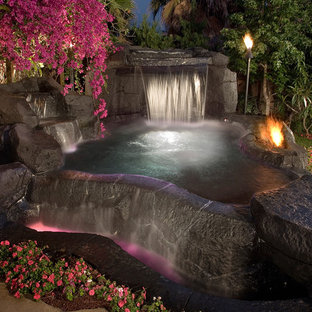 Kleiner Rustikaler Pool mit Natursteinplatten in Orange County