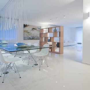 На фото: большая гостиная-столовая в современном стиле с белыми стенами и мраморным полом с