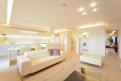 Modelo de salón moderno con paredes blancas, suelo de mármol y suelo beige