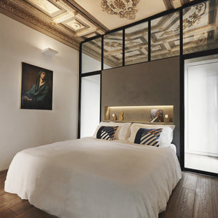 Foto di una camera da letto design con parquet chiaro e soffitto a cassettoni