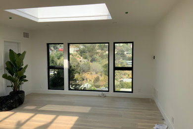 Example of a minimalist living room design in Los Angeles