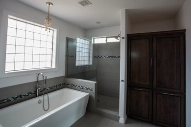 Example of an arts and crafts bathroom design in Las Vegas