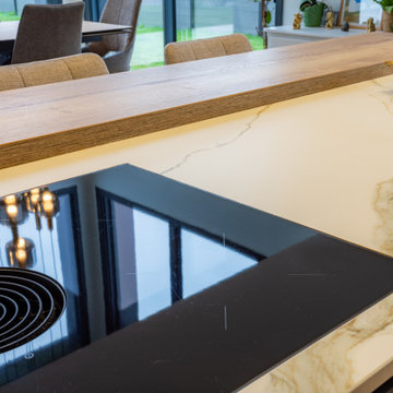 Création dune cuisine ouverte avec coin repas dans un pavillon contemporrain