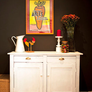 Eklektisk inredning av en liten foajé, med svarta väggar