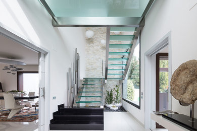 Foto de escalera en U contemporánea grande sin contrahuella con escalones de vidrio