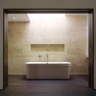 Bäder mit Toilette mit Aufsatzspülkasten und dunklem Holzboden Ideen