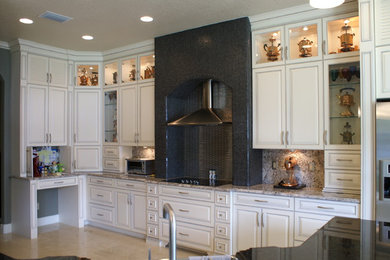 Kitchen - traditional kitchen idea in Orlando