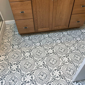 Black & white patterned tile bathroom
