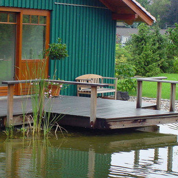 Steg für einen Schwimmteich