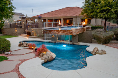 Imagen de piscina elevada contemporánea de tamaño medio a medida en patio trasero con paisajismo de piscina y entablado