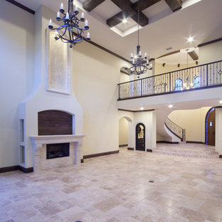 Geräumiges, Offenes Mediterranes Wohnzimmer mit weißer Wandfarbe, Travertin, Kamin, Kaminsims aus Metall und Wand-TV in Orlando