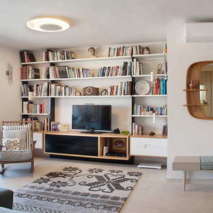 Immagine di un piccolo soggiorno design aperto con libreria, pareti bianche, pavimento in travertino e nessuna TV