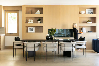 Immagine di una sala da pranzo design con pareti bianche, parquet chiaro e pavimento beige
