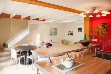 Idée de décoration pour une cuisine ouverte parallèle design de taille moyenne avec un évier 1 bac et une péninsule.