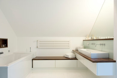 Mittelgroßes Modernes Badezimmer in Sonstige