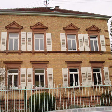 Stadtvilla mit neuen Fenstern und Klappläden im originalen Stil