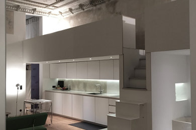 Großes Modernes Wohnzimmer mit weißer Wandfarbe, braunem Holzboden, Eck-TV und braunem Boden in Berlin